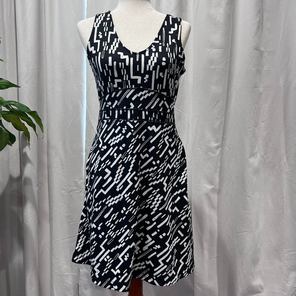Title Nine Dream V Neck Black and White Casual Dress with Zip pockets size S